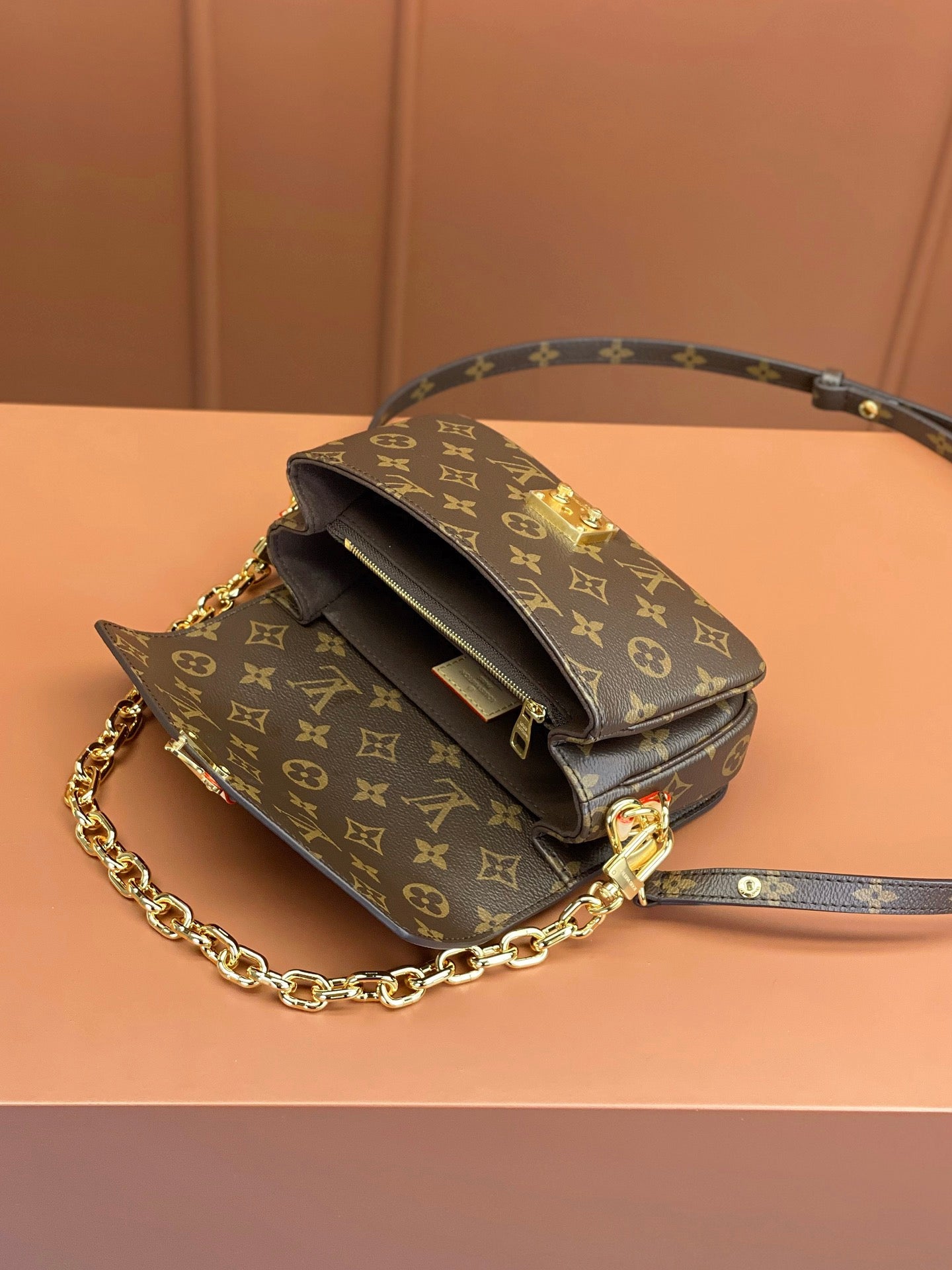 Louis Vuitton Pochette Metis East West