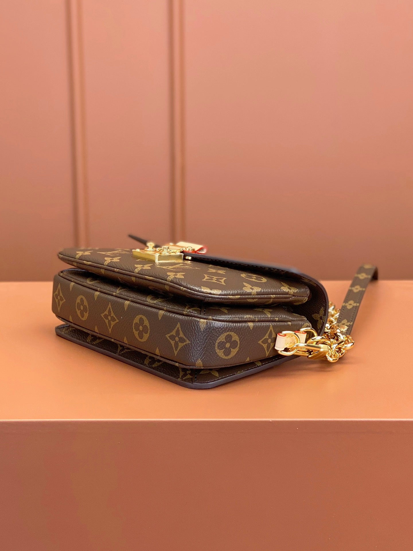 Louis Vuitton Pochette Metis East West