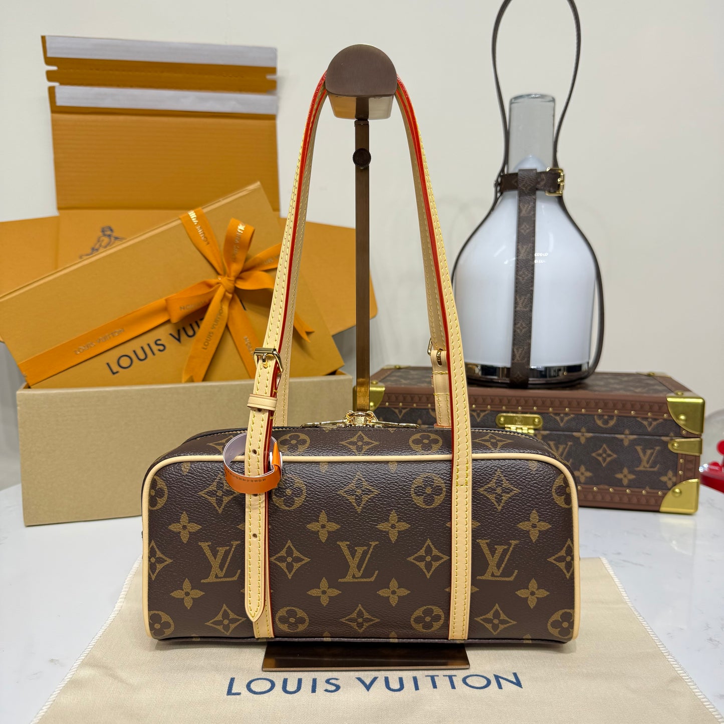 Louis Vuitton Hang On