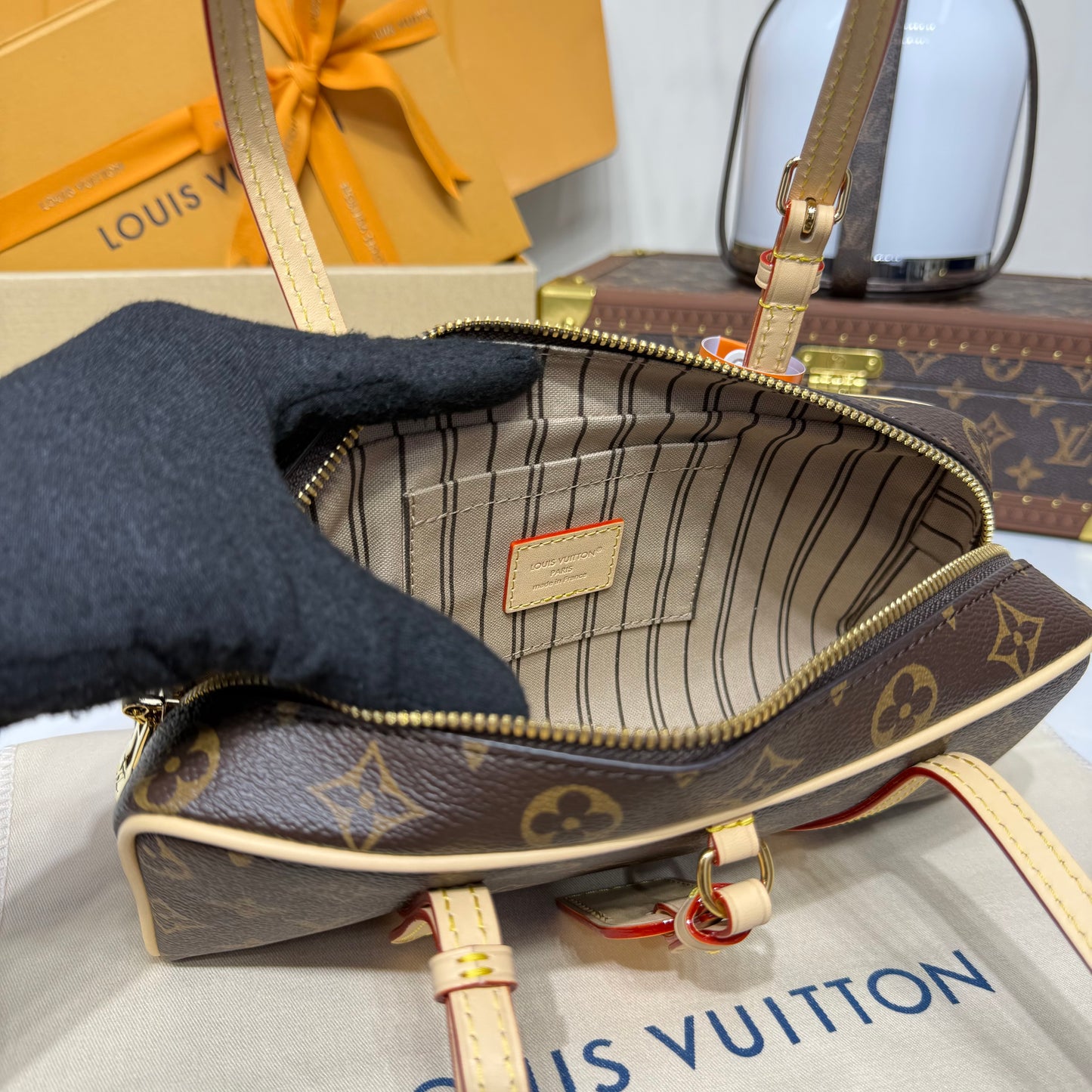 Louis Vuitton Hang On