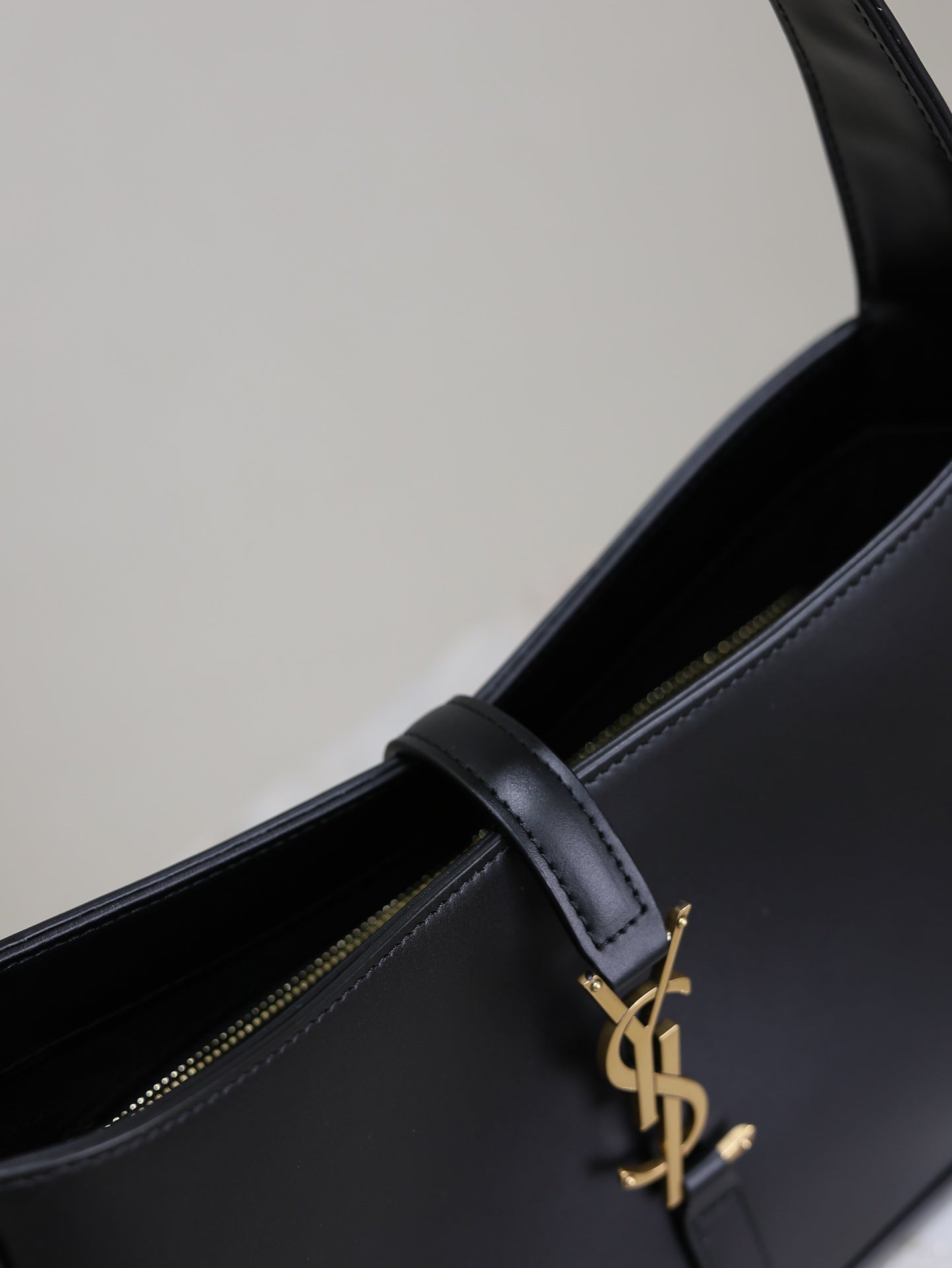 Saint Laurent Le 5 A 7 In Smooth Leather
