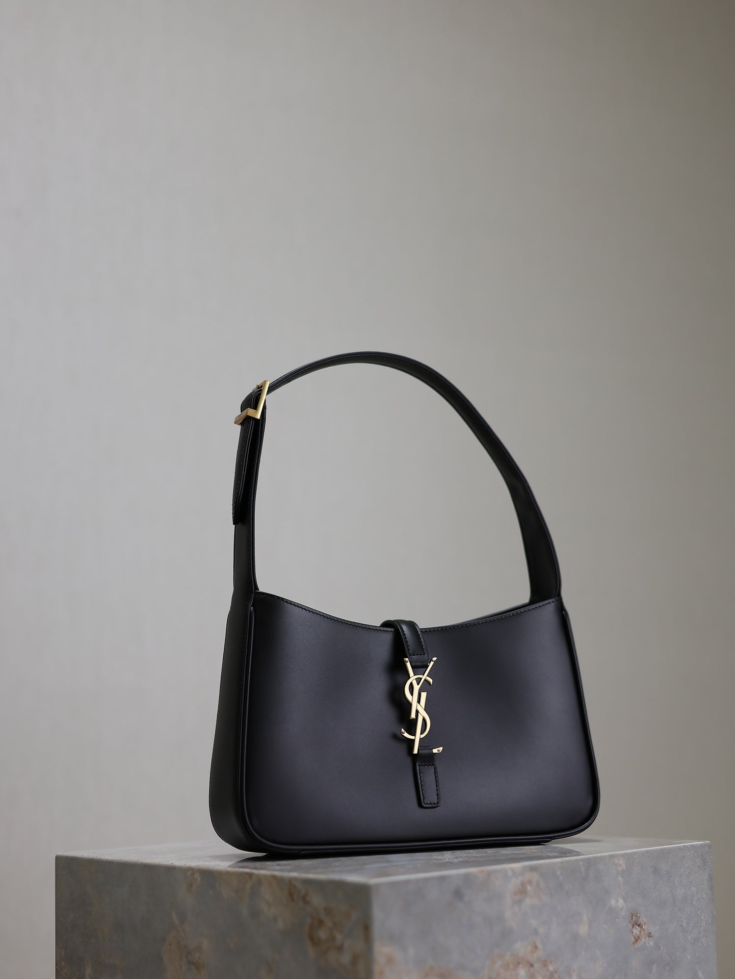Saint Laurent Le 5 A 7 In Smooth Leather