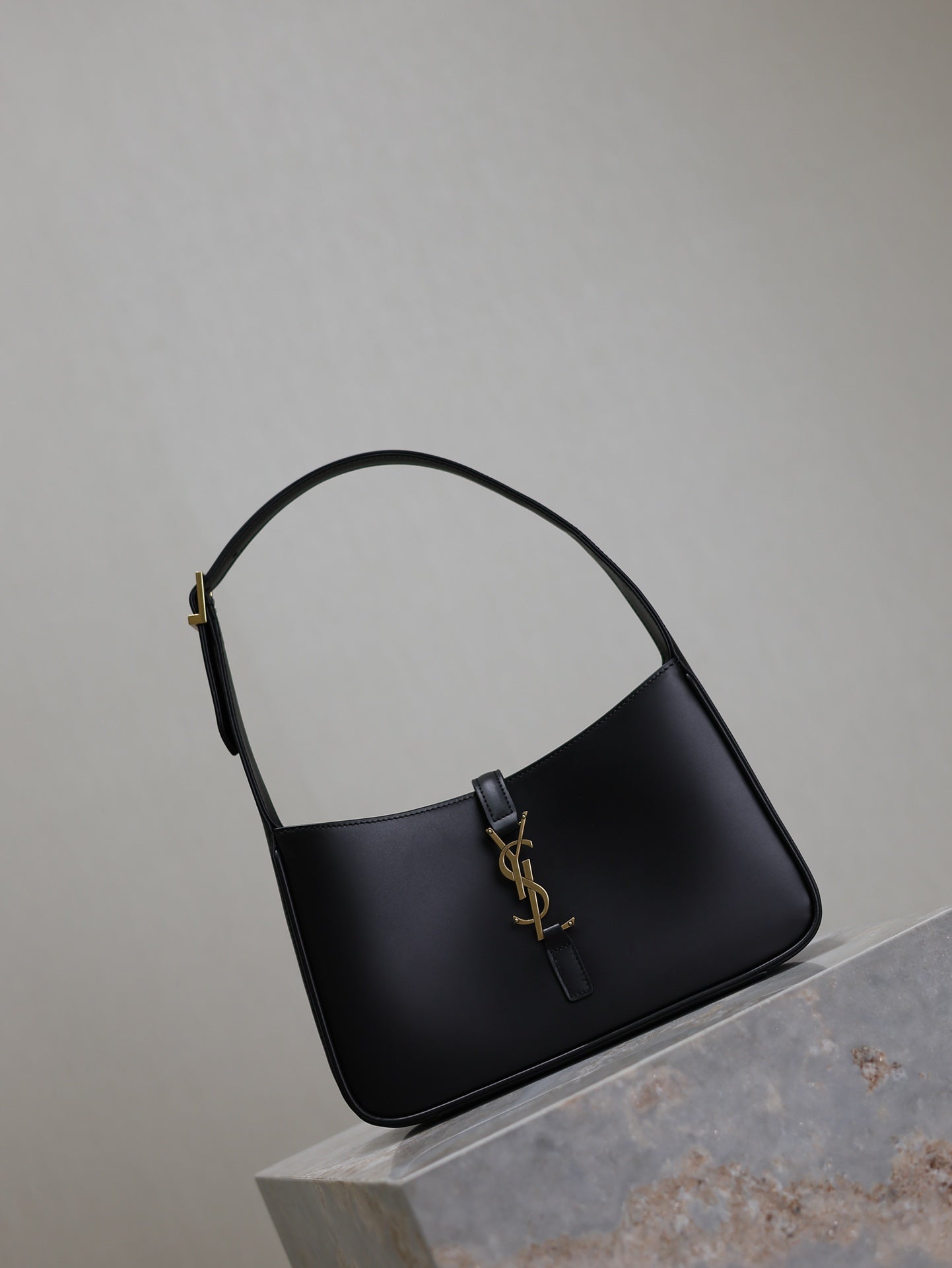 Saint Laurent Le 5 A 7 In Smooth Leather