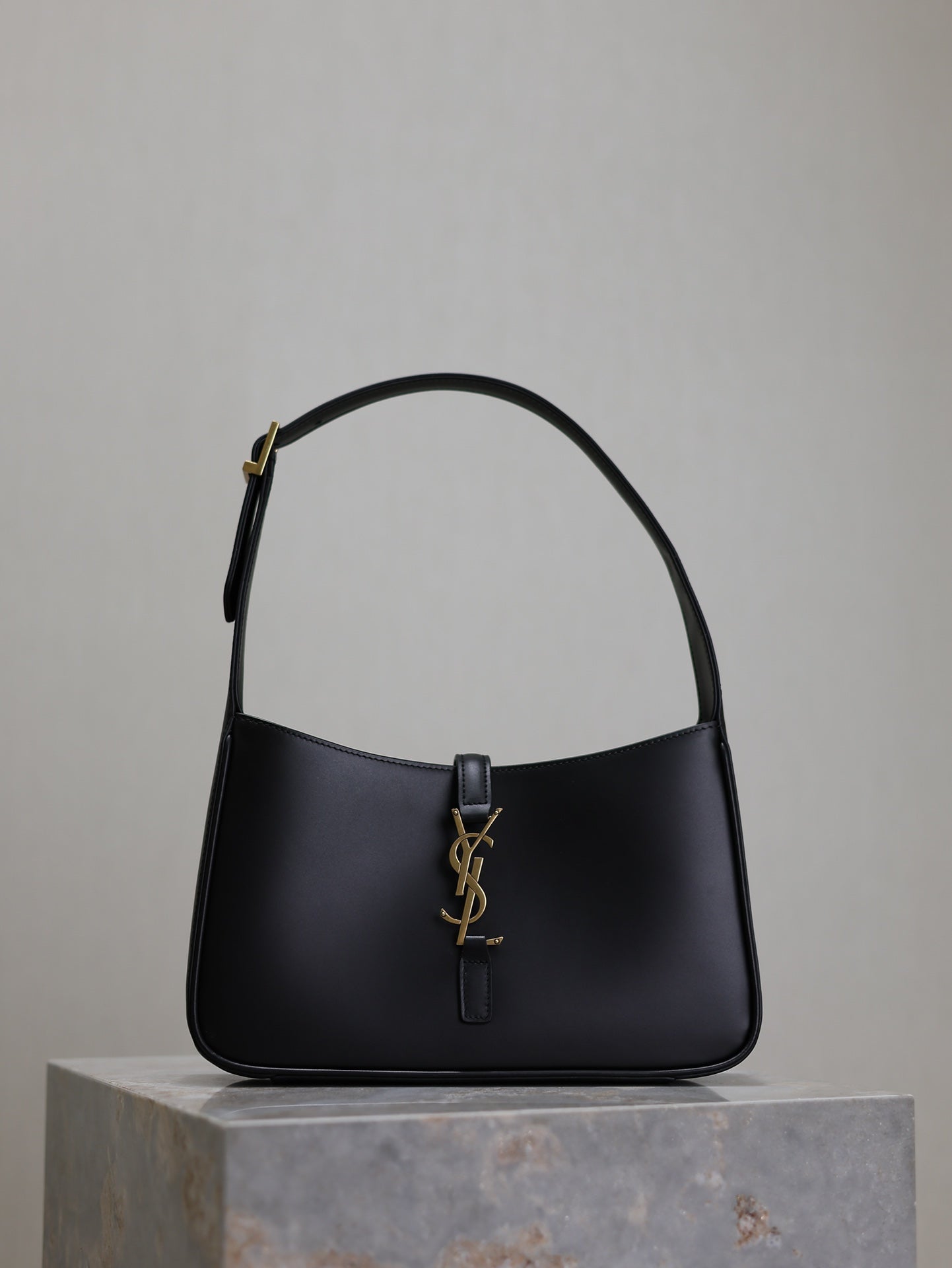 Saint Laurent Le 5 A 7 In Smooth Leather